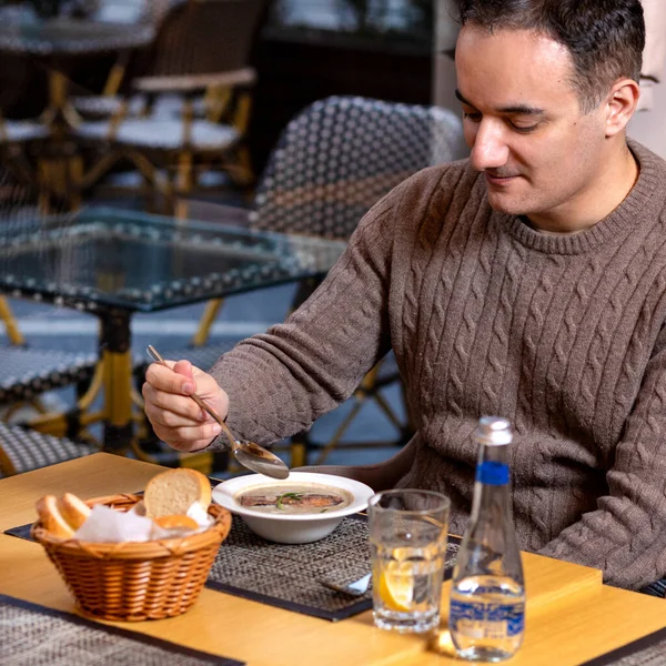 Client Restaurant Homme Mangeant Une Belle Soupe Aux Champignons — Photo