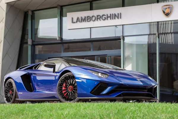 Lamborghini Aventador Bleu Extérieur Devant Magasin — Photo