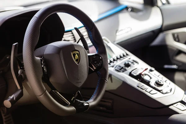 Mavi Lamborghini Bulvarı İçi