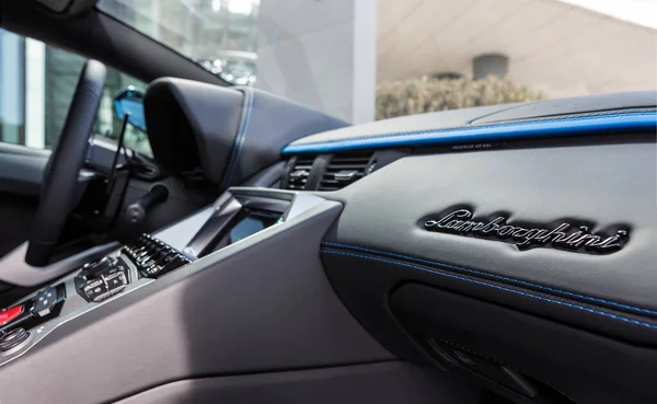 Синій Ламборґіні Авентадор Емблема Ламборґіні Всередині Автомобіля — стокове фото