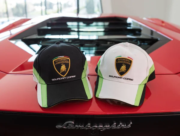 Casquette Lamborghini Sur Voiture Rouge — Photo