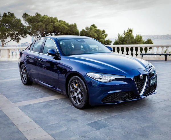 Mavi Alfa Romeo Giulia Quadrifoglio sergide