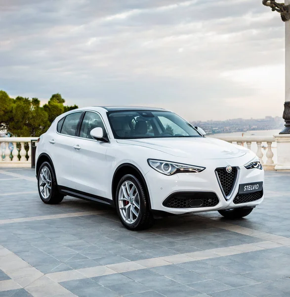 Beyaz Alfa Romeo Stelvio sergide
