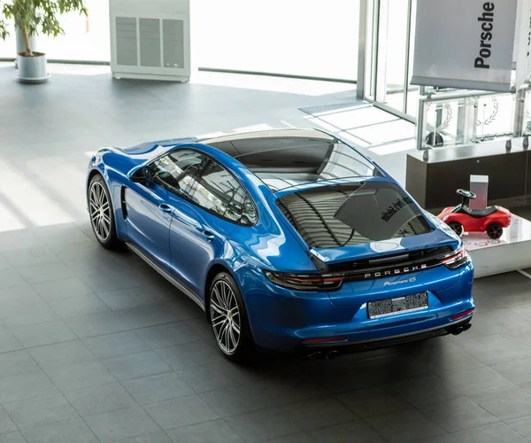 Porsche Panamera Bleue Magasin Haut — Photo