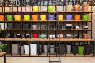 Bahçede büyük demir bir vitrin, bitki dükkanı.