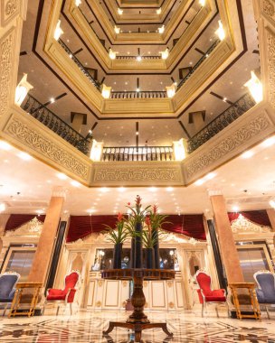 Lüks otel lobi resepsiyonu, geniş açı.