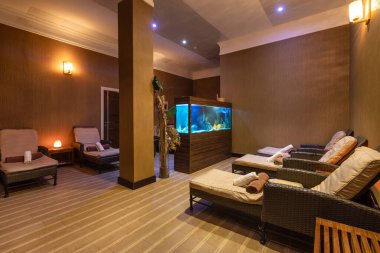 Modern lüks otel masaj odasının içi.