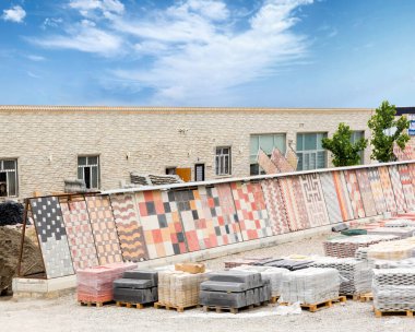 Bulutlu gökyüzünde taş, tuğla fabrikası