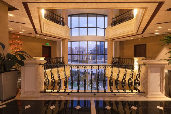 Interior Del Vestíbulo Del Hotel Lujo Recepción Con Vistas Ciudad —  Fotos de Stock