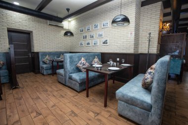 Modern, güzel Türk restoranının içinde mavi kanepe var.