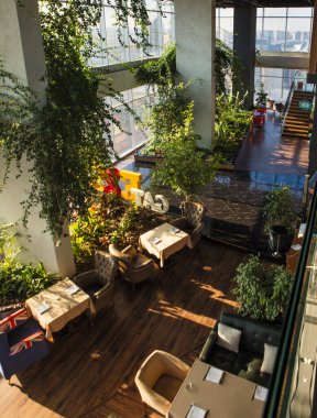 Güzel lüks restoranlar, içinde bitkiler.