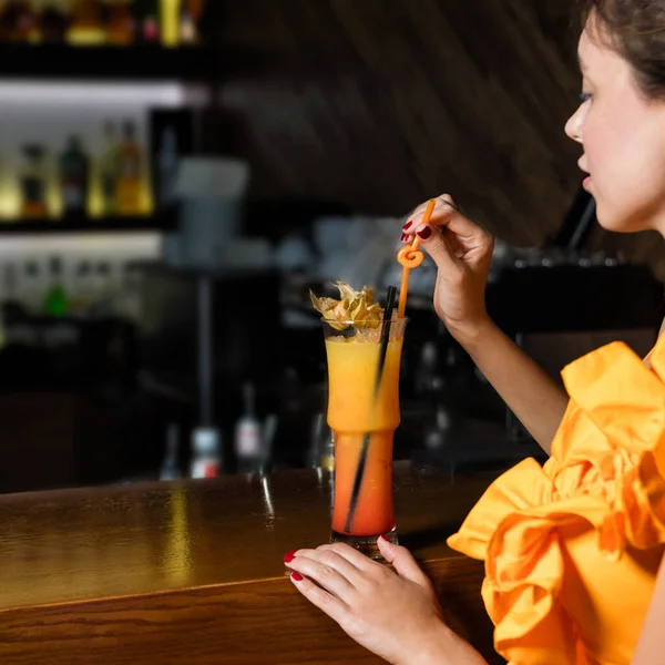 Hermosa Mujer Bebiendo Cóctel Fruta Naranja Bar — Foto de Stock