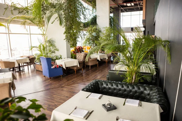 Belo Restaurante Interior Com Plantas — Fotografia de Stock
