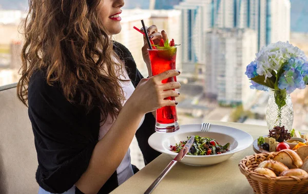 Mujer Bebiendo Cóctel Rojo Restaurante Con Vista Ciudad — Foto de Stock