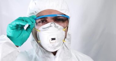 Salgın sırasında koruyucu giysili doktor, maske ve gözlüklerle kapatın.