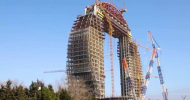 Deniz kenarında inşaat manzarası