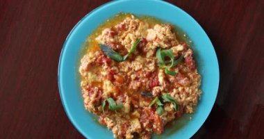 Domatesli yumurta, kıyma ve sade omlet, erkek, Türk yemeği.