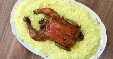 Kızarmış tavuklu lezzetli pilav, hindi eti manzaralı.