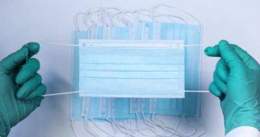 Tıbbi koruyucu maskesi olan bir adam.