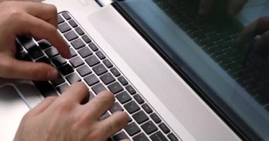Siyah bir klavyede yazan adam üst görünümü kapat
