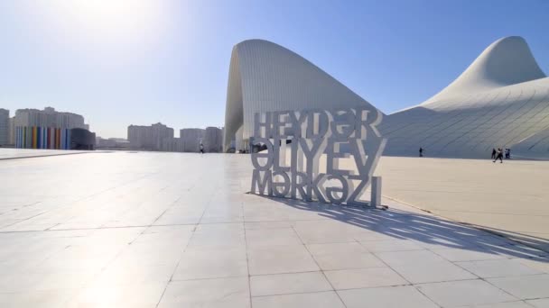 Heydar Aliyev Pusat Museum Zaha Hadid Arsitek Sign Close — Stok Video