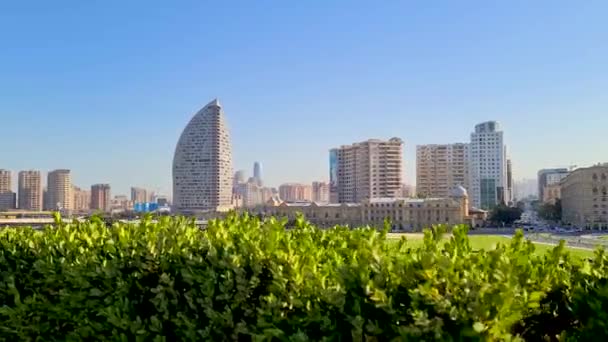 Vista Ciudad Bakú Torre Trump Edificios Con Hojas Verdes — Vídeos de Stock