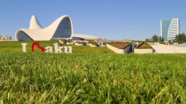 Heydar Aliyev Center Museum Zaha Hadid Architects Love Baku Sign — Stok Video