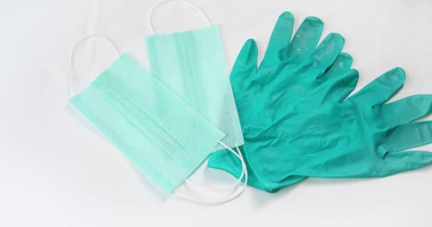 Blaue Medizinische Schutzmaske Und Handschuhe Ansicht Von Oben — Stockvideo