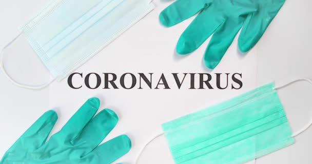 Zooming Coronavirus Λέξη Ιατρικές Προστατευτικές Μάσκες Και Γάντια — Αρχείο Βίντεο