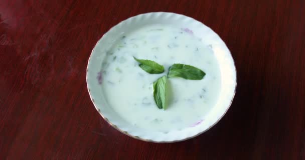 Yogur Con Pepinos Hierbas Cerca Comida Turca — Vídeo de stock