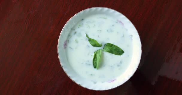 Jogurt Okurkami Bylinkami Zblízka Turecké Jídlo Top View — Stock video