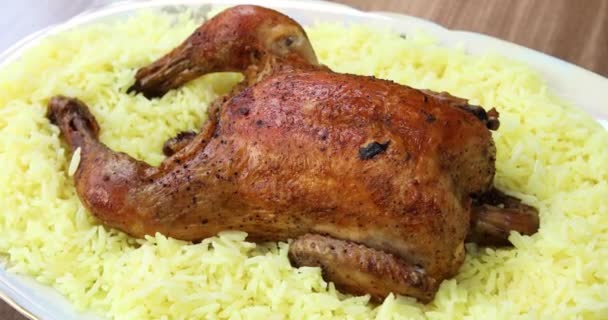 Tasty Pilaf Dengan Ayam Goreng Daging Kalkun Menutup — Stok Video