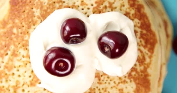 Pannenkoek Met Yoghurt Cherry Bovenaanzicht Close — Stockvideo