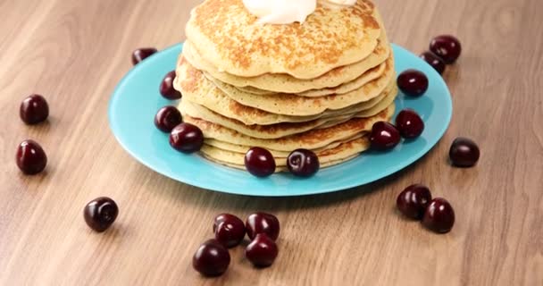 Pancake Con Yogurt Ciliegia Nel Piatto Blu Vicino — Video Stock