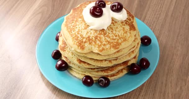 Pancake Dengan Yogurt Dan Cherry Top View — Stok Video