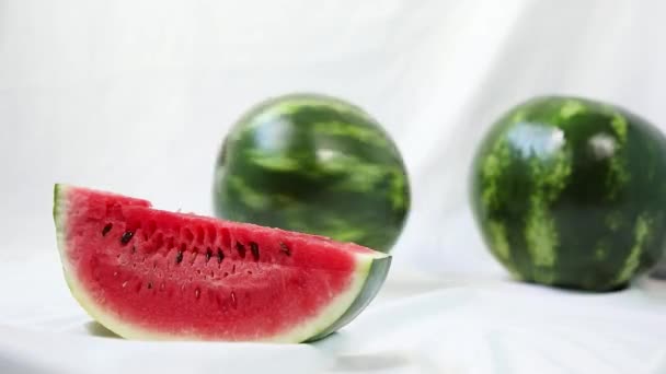 Ganze Wassermelone Dreht Sich Auf Der Rückseite Der Aufgeschnittenen Wassermelone — Stockvideo