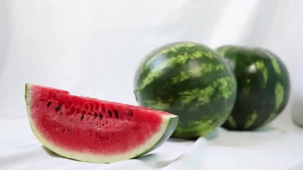 Vattenmeloner Kommer Snurrar Utanför Ramen — Stockvideo