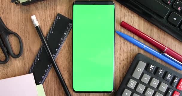 Groene Scherm Smartphone Het Kantoor Tafel Bovenaanzicht Inzoomen — Stockvideo