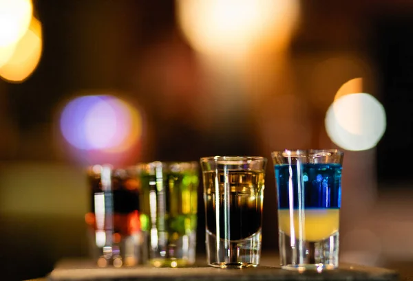 Coloridos Cócteles Vodka Con Alcohol Sobre Fondo Bokeh — Foto de Stock