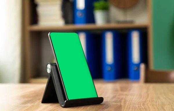 Ofis geçmişi olan bir telefon kulübesinde akıllı telefon.