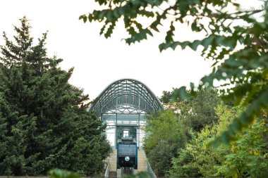 Bakü / Azerbaycan - 09-15-2020: Aşağıdan Funicular Baku görünümü