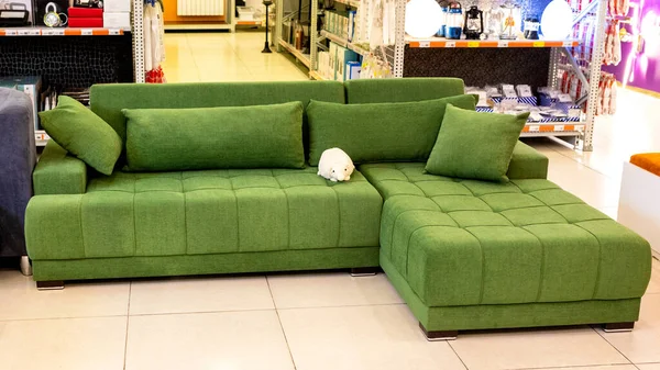 店舗での販売のための新しい緑のソファ家具 — ストック写真