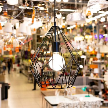 Basit bir avize ampulü. Yakın plan.