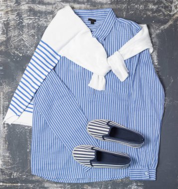 Çizgili kadın kıyafetleri üst görünüm.