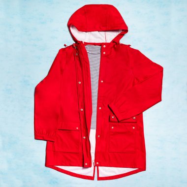 Kırmızı kapüşonlu sweatshirt izole edilmiş üst görünümü uydur