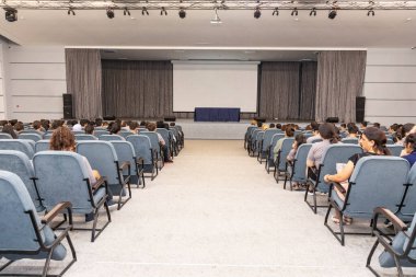 Geniş manzaralı büyük etkinlik salonu