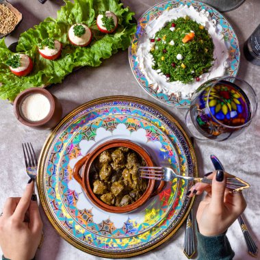 Dolma yiyen kadın, Azerbaycan yemeği.
