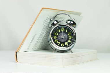 Yarı açık kitaptaki çalar saat izole edildi