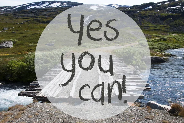 Мост в горах Норвегии, текст Yes You Can — стоковое фото