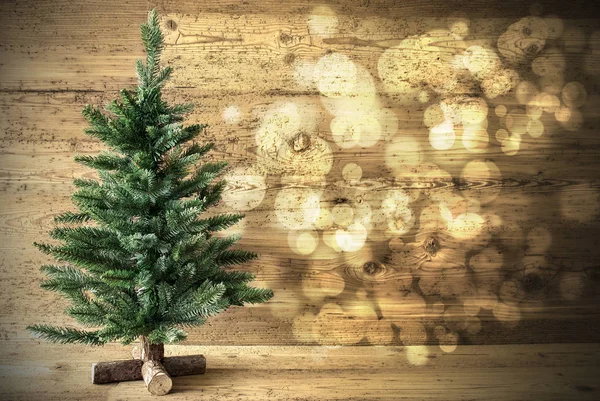 Grüner Weihnachtsbaum auf Holzgrund, Lichter — Stockfoto